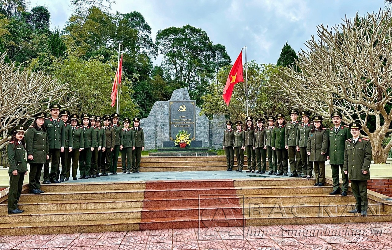 Đoàn thăm Khu di tích lịch sử Coỏng Tát xã Thượng Ân huyện Ngân Sơn