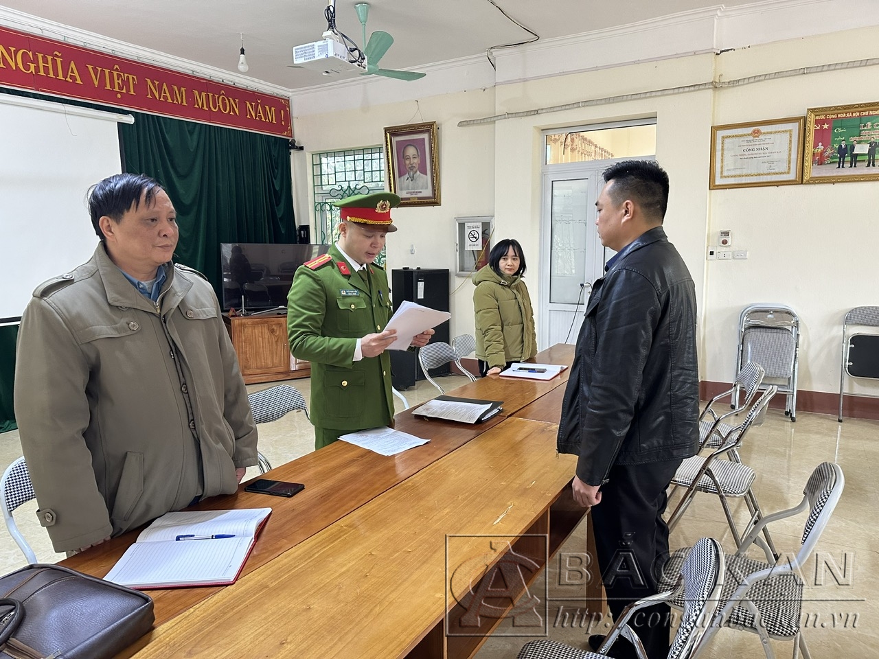 Cơ quan CSĐT Công an tỉnh Bắc Kạn tống đạt quyết định khởi tố bị can, lệnh cấm đi khỏi nơi cư trú đối với Lý Ngọc Thành