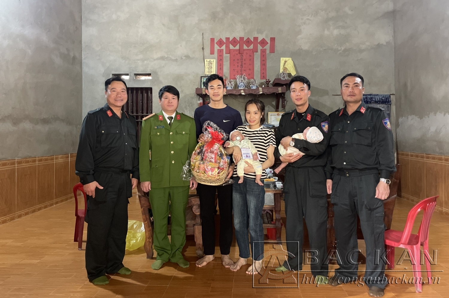 Chi đoàn Phòng Cảnh sát cơ động tổ chức thăm, tặng quà và nhận đỡ đầu 02 bé sinh đôi là con của cán bộ chiến sỹ trong đơn vị có hoàn cảnh khó khăn