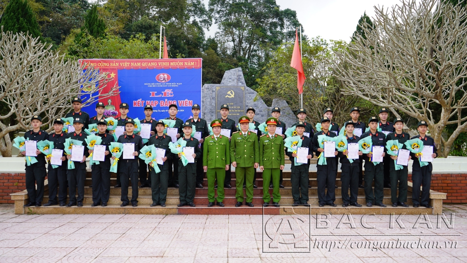 Đại diện Cấp ủy, lãnh đạo Phòng Cảnh sát Cơ động chụp ảnh với 26 đảng viên mới kết nạp