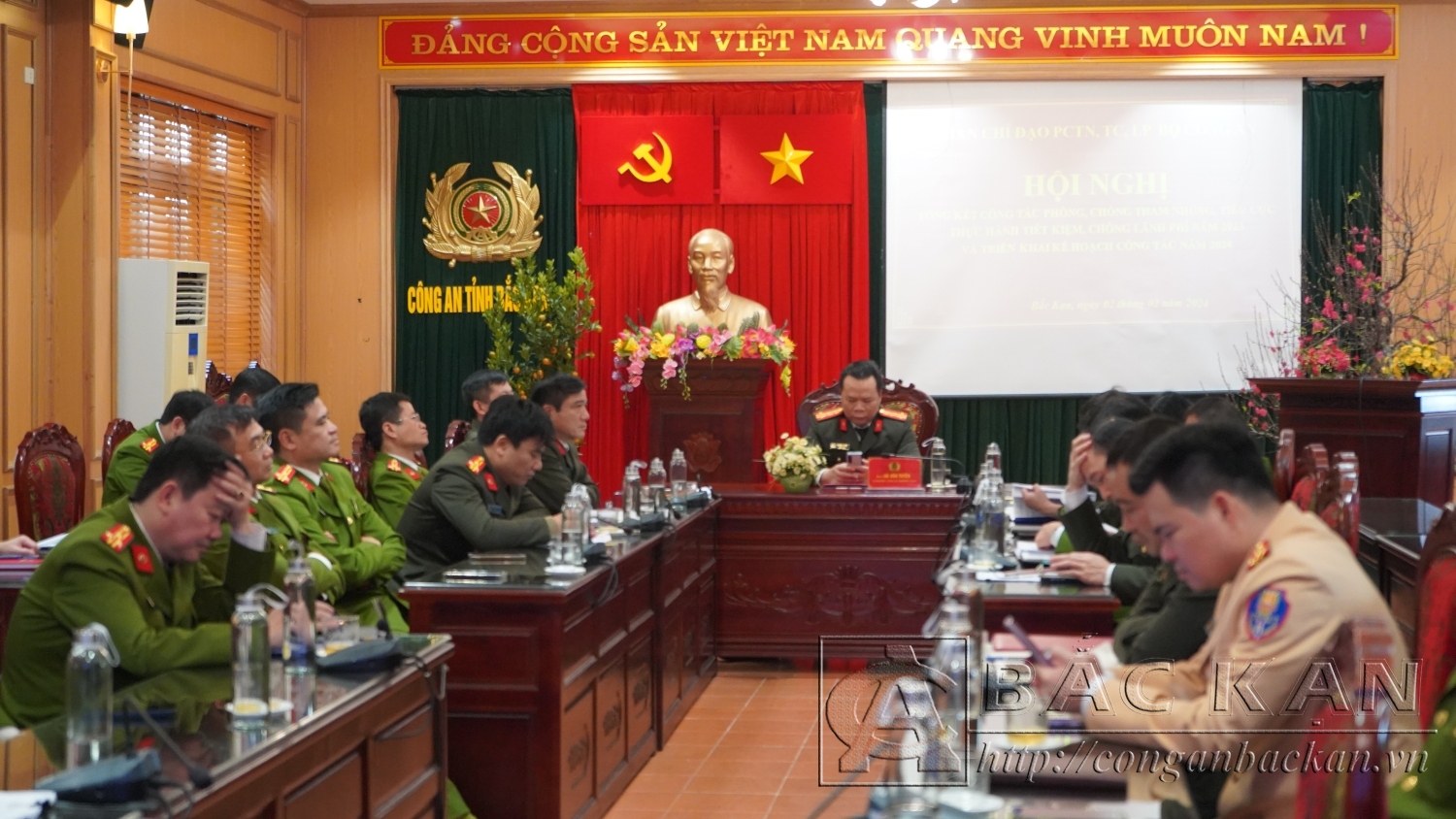 Đại tá Hà Văn Tuyên, Uỷ viên Ban thường vụ Tỉnh uỷ, Bí thư Đảng uỷ, Giám đốc Công an tỉnh chủ trì hội nghị tại điểm cầu Công an tỉnh Bắc Kạn