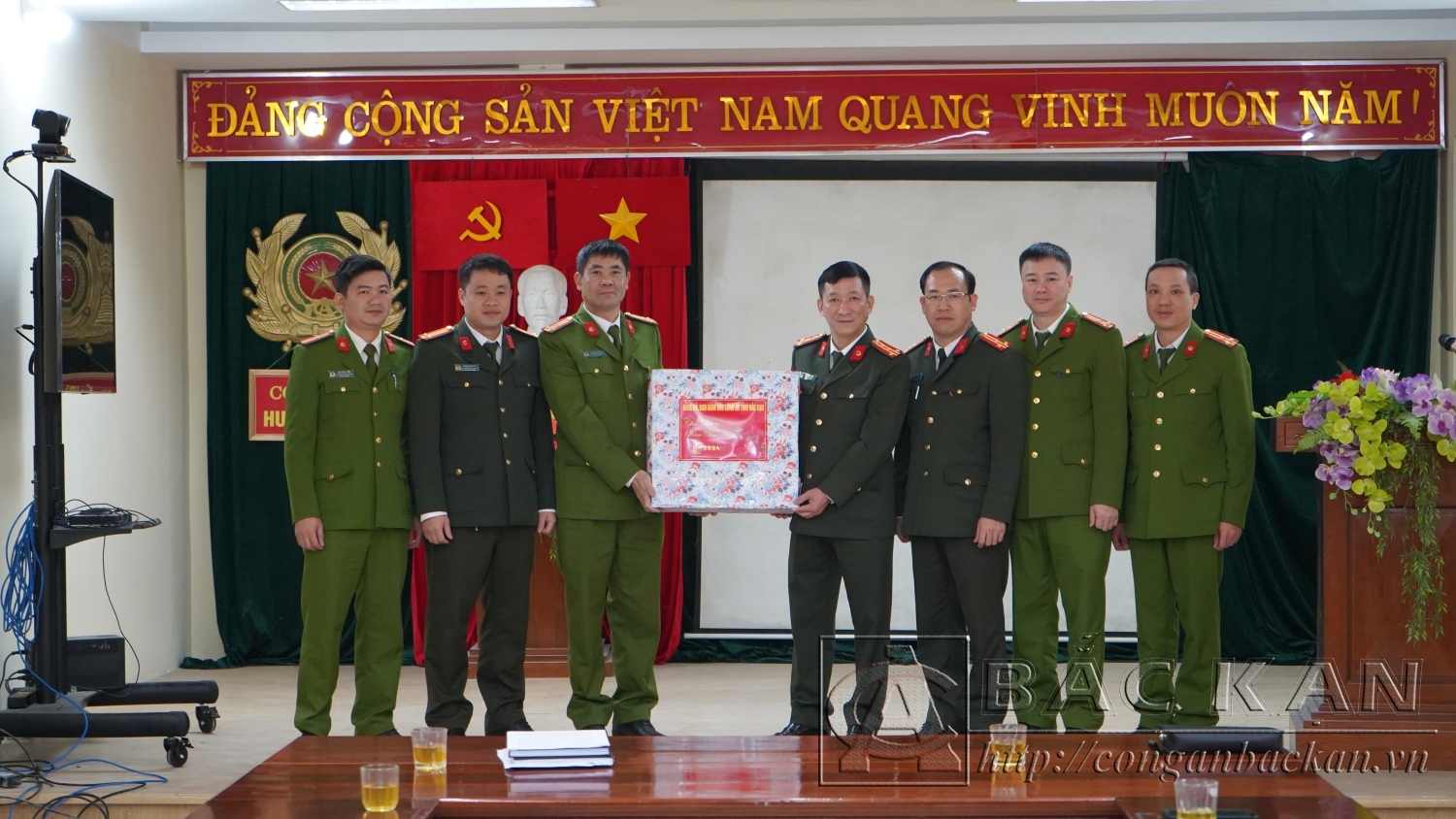Đại tá Hà Trọng Trung, Phó Giám đốc Công an tỉnh tặng quà Công an huyện Na Rì