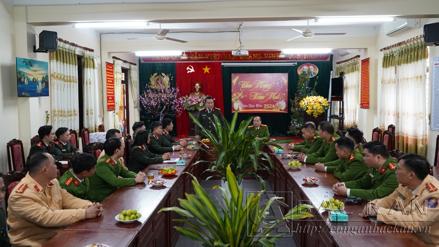 Đại tá Hà Văn Tuyên, Uỷ viên Ban thường vụ Tỉnh uỷ, Bí thư Đảng uỷ, Giám đốc Công an tỉnh kiểm tra công tác đảm bảo an ninh trật tự tại Công an thành phố Bắc Kạn