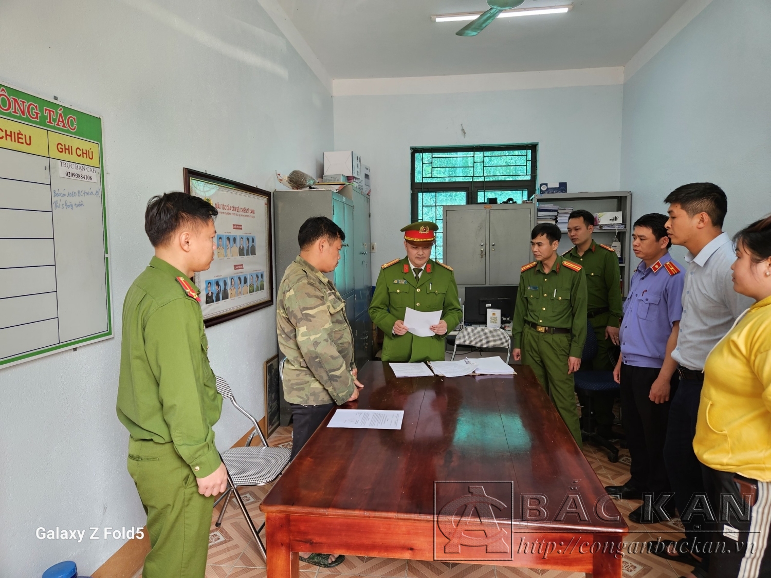 Cơ quan CSĐT Công an huyện Na Rì thi hành lệnh bắt bị can để tạm giam đối với Phan Văn Lương (đứng thứ hai bên trái)