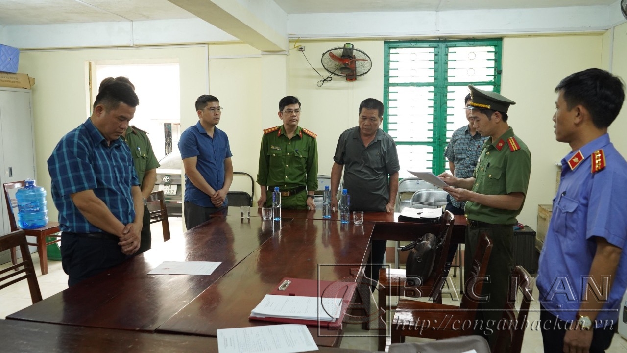  Cơ quan An ninh điều tra Công an tỉnh Bắc Kạn thi hành lệnh bắt bị can để tạm giam đối với Hoàng Thanh Bình (đứng đầu bên trái)