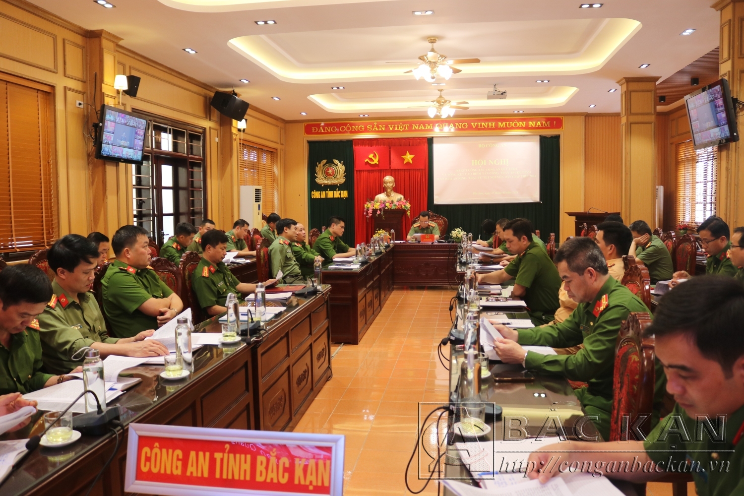 Đại tá Hà Văn Tuyên, Uỷ viên Ban thường vụ Tỉnh uỷ, Bí thư Đảng uỷ, Giám Đốc Công an tỉnh chủ trì hội nghị tại điểm cầu Công an Bắc Kạn