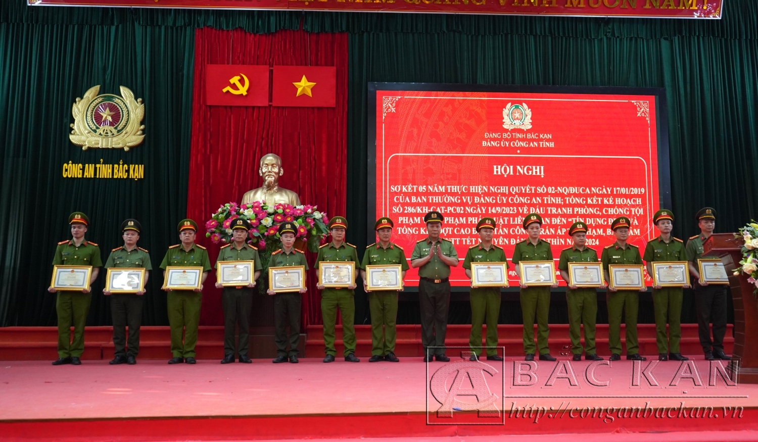 Ảnh 3 Đại tá Hà Văn Tuyên Giám đốc Công an tỉnh trao Bằng khen của UBND tỉnh cho các tập thể, cá nhân