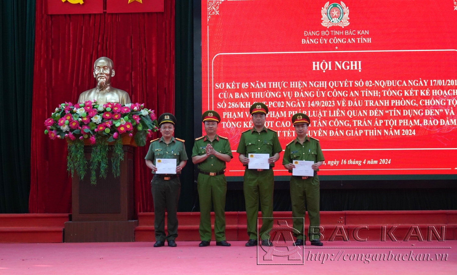 Ảnh 4 Thượng tá Lê Hồng Giang, Phó Giám đốc Công an tỉnh trao thưởng đột xuất bằng tiền cho 03 tập thể có thành tích xuất sắc trong đấu tranh triệt xóa đường dây đánh bạc liên tỉnh