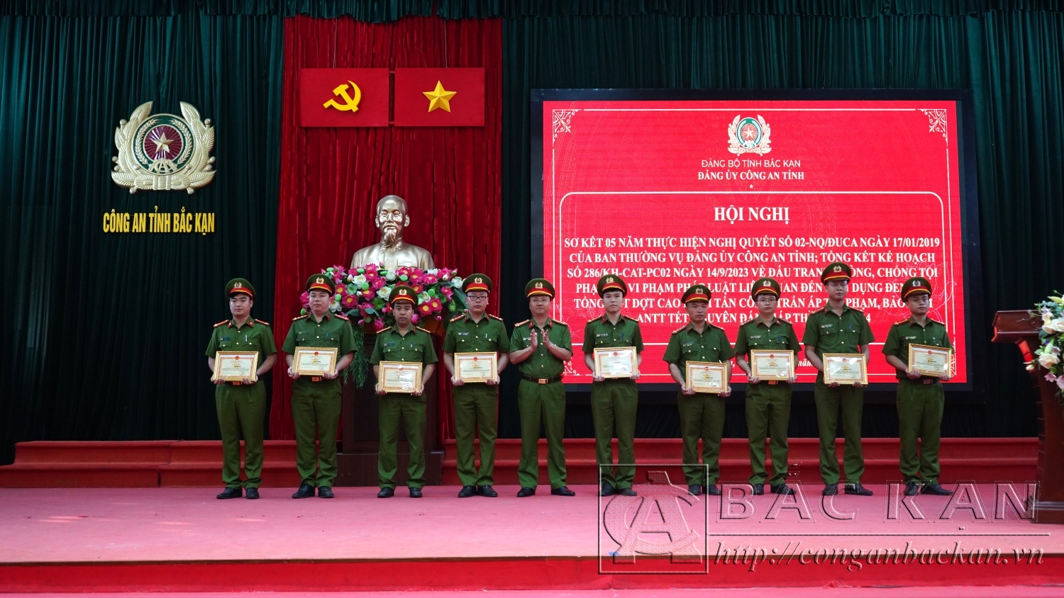 Ảnh 7 Thượng tá Lê Hồng Giang,Phó Giám đốc Công an tỉnh trao giấy khen cho các tập thể có thành tích thực hiện cao điểm tấn công, trấn áp tội phạm, bảo đảm ANTT Tết Nguyên đán Giáp Thìn 2024 (1)