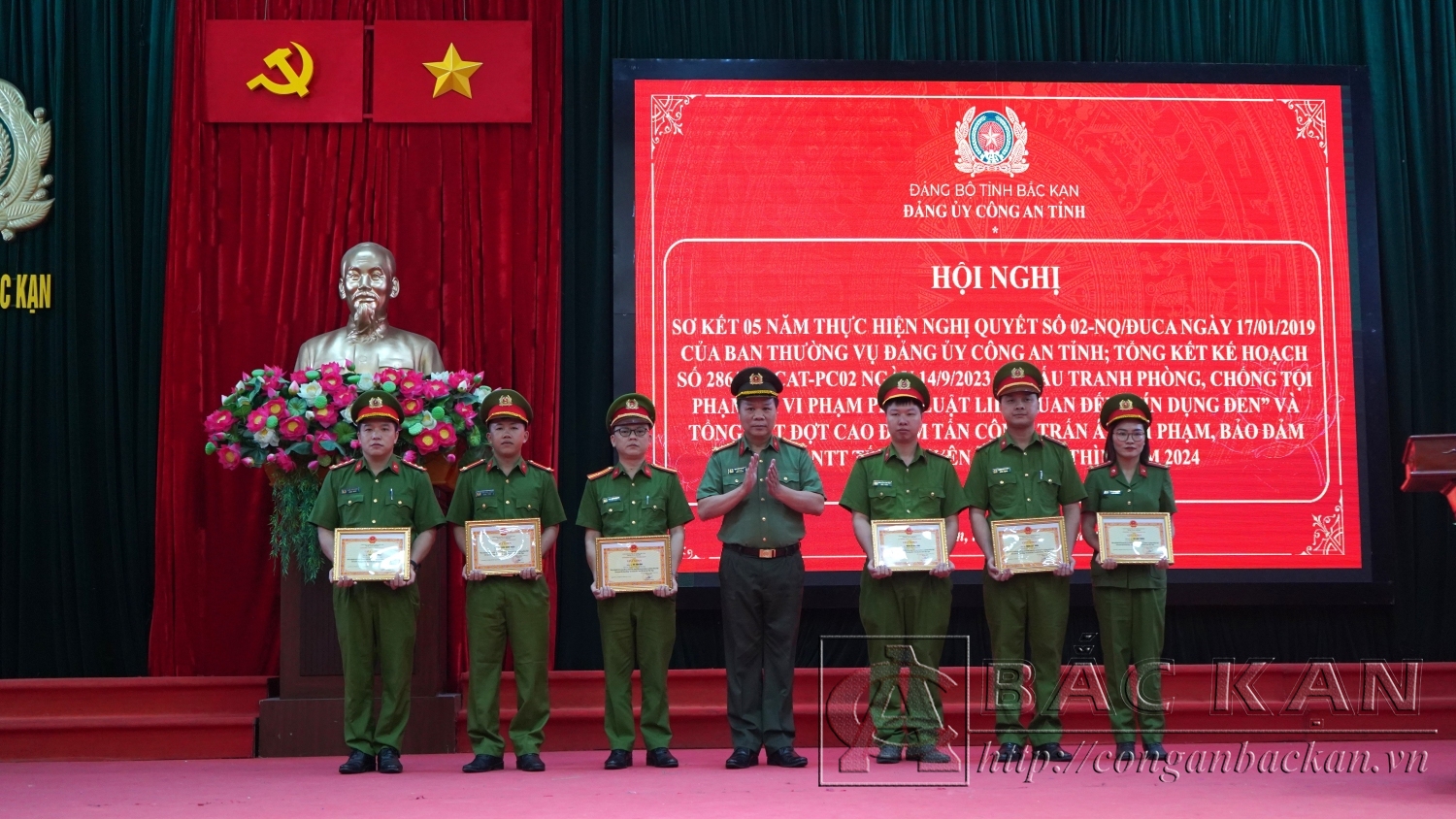 Ảnh 8 Đại tá Hà Văn Tuyên, Giám đốc Công an tỉnh trao giấy khen cho các tập thể có thành tích trong đợt hiện cao điểm tấn công, trấn áp tội phạm, vi phạm pháp luật liên quan đến hoạt động tín dụng đen trên địa