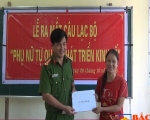 Đại tá Nguyễn Thanh Tuân – Phó giám đốc Công an tỉnh trao số tiền 10 triệu đồng cho Câu lạc bộ “Phụ nữ tự quản phát triển kinh tế” thôn Lùng Nhá