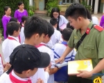 Nhiều phần quà đến với các em học sinh Trường THCS xã Nông Thượng, TP Bắc Kạn