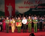 Đồng chí Nguyễn Lam - Phó trưởng Ban Dân vận Trung ương trao giải Nhất cho đội Đảng bộ Công an tỉnh