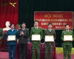 Đại tá Hà Trọng Trung - PGĐ Công an tỉnh Bắc Kạn tặng giấy khen cho các tập thể, cá nhân có thành tích xuất sắc trong thực hiện quy chế Cụm ANLH giai đoạn 2015 - 2016