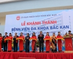 Bộ trưởng Bộ Y tế Nguyễn Thị Kim Tiến cùng lãnh đạo tỉnh Bắc Kạn cắt băng khánh thành Bệnh viện