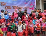 Tặng quà cho các em học sinh mầm non xã Dương Sơn
