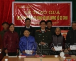Đại tá Nguyễn Văn Dương, Bí thư Chi bộ, trưởng phòng Hồ sơ trao quà cho các gia đình có công