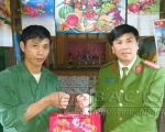 Đại tá Nguyễn Thanh Tuân - PGĐ Công an tỉnh tăng quà thân nhân gia đình chính sách CAND tại huyện Chợ Đồn