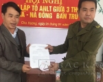 Lãnh đạo xã Chu Hương trao quyết định thanh lập tổ ANLT giữa 3 thôn