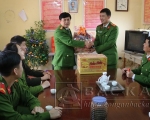 Đại tá Nguyễn Thanh Tuân - PGĐ Công an tỉnh kiểm tra chế độ trực và tặng quà CBCS Phòng Cảnh sát Cơ động tại mục tiêu Tỉnh ủy