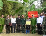 Lãnh đạo, đoàn viên thanh niên các đơn vị khối Nội chính và thôn Nà Hoan chụp ảnh lưu niệm tại lễ bàn giao cầu Khuổi Peo