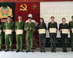 Đại tá Nguyễn Thanh Tuân – Phó giám đốc Công an tỉnh trao chứng nhận cho các học viên
