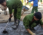 ĐVTN Công an giúp đổ bê tông sân TRưởng Tiểu học xã Đôn Phong, huyện Bạch Thông