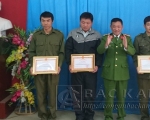 Đại tá Đinh Quang Huy - PGĐ Công an tỉnh trao giấy khen cho các đồng chí Công an xã Chu Hương có thành tích đột xuất