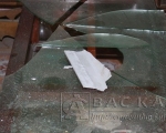 Chiếc bàn trong nhà ông Trương Trung Trấn bị vỡ mặt kính sau giờ nổ mìn phá đá