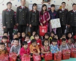 Tặng quà cho các em học sinh mầm non phân trường Đồng Luông