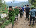 Đoàn viên thanh niên vận chuyển vật liệu đổ bê tông tại thôn Nà Làng