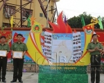 Đại tá Dương Văn Tính - PGĐ Công an tỉnh trao giải cho các tập thể có thành tích cao trong Ngày hội