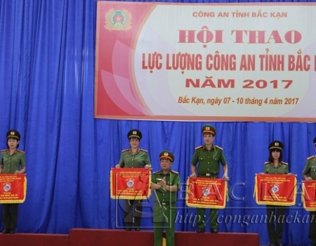 Đại tá Đinh Quang Huy - PGĐ Công an tỉnh trao giải Đồng đội bắn súng quân dụng cho các đơn vị đạt thành tích cao