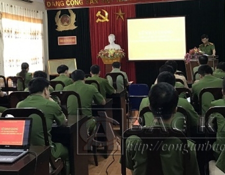 Đại tá Hoàng Văn Vượt - PGĐ Công an tỉnh phát biểu khai mạc lớp tập huấn
