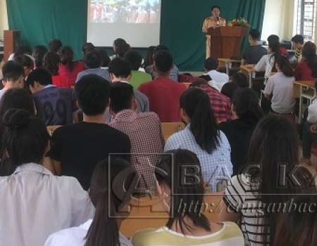 130 em học sinh Trường THPT Nà Phặc được tuyên truyền pháp luật về ATGT