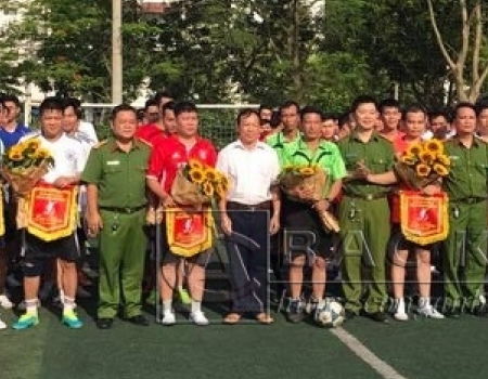 Lãnh đạo UBND và Công an thành phố Bắc Kạn tặng cờ lưu niệm, hoa cho các đội tuyển tham gia giải