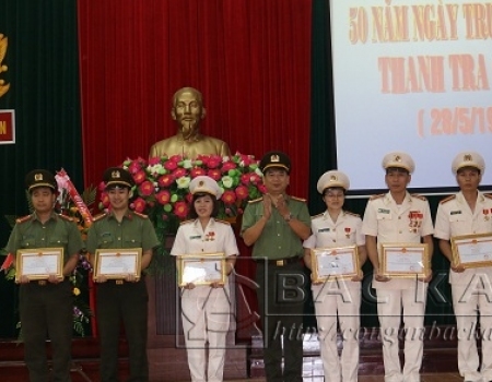 Đại tá Dương Văn Tính, Phó Giám đốc Công an tỉnh trao giấy khen của Giám đốc Công an tỉnh cho Thanh tra Công an tỉnh và  các cá nhân đã có thành tích xuất sắc trong đợt thi đua đặc biệt chào mừng kỷ niệm 50 năm Ngày truyền thống lực lượng Thanh tra CAND