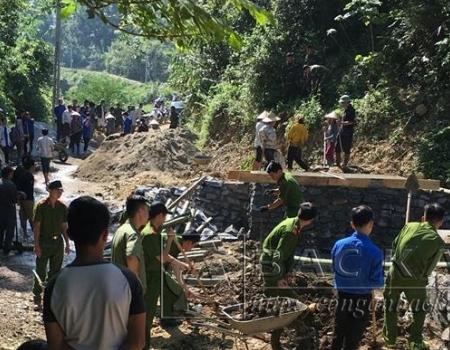 ĐVTN Công an huyện Ngân Sơn giúp nhân dân thôn Nà Làm làm cầu xây dựng nông thôn mới