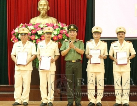 Đại tá Dương Văn Tính – PGĐ Công an tỉnh trao quyết định của Bộ trưởng Bộ Công an về nâng bậc lương cho các đồng chí đến niên hạn