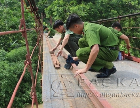 Thay vì những tấm gỗ trước đây, mặt cầu đã được thay thế bằng những thanh sắt và tấm thép chắc chắn