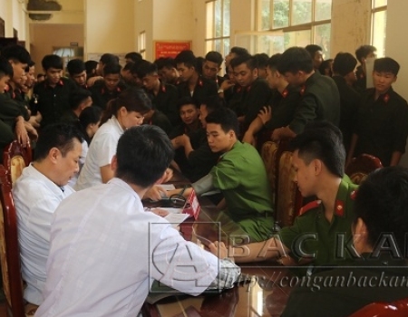 ĐVTN Công an tỉnh đăng ký và khám sàng lọc tham gia hiến máu tình nguyện