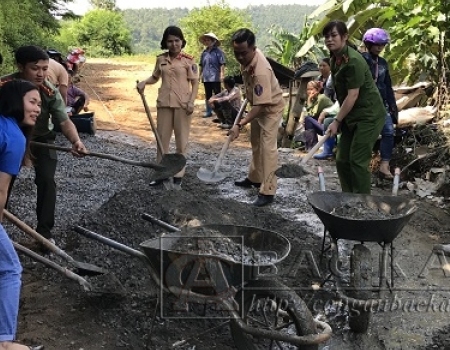 ĐVTN, Hội viên các đơn vị phối hợp đổ bê tông đường liên thôn tại thôn Khuôn Pì