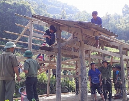 Cùng đoàn kết làm lại Nhà họp thôn Bản  Lấp