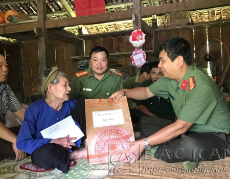 Đại tá Dương Văn Tính - Phó Giám đốc Công an tỉnh đã đến thôn Nà Thác tặng quà nhân kỷ niệm 70 năm Ngày Thương binh liệt sỹ 27/7