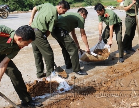 CBCS tổ chức sửa sang sân nhà văn hóa trước khi bàn giao cho bà con nhân dân để đưa vào sử dụng.