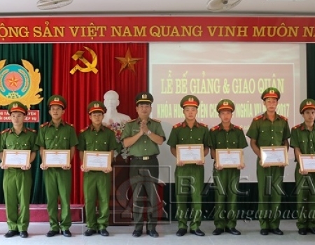 Đại tá Dương Văn Tính - PGĐ công an tỉnh trao giấy khen cho các học viên có thành tích trong huấn luyện