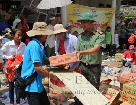 Hàng cứu trợ đến với nhân dân xã Nặm Păm