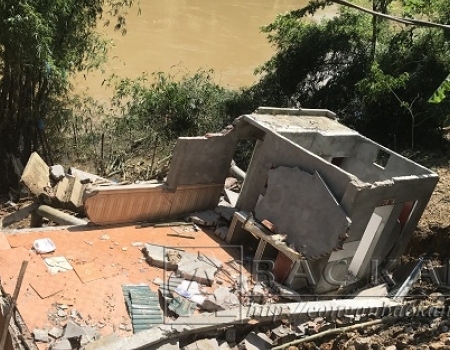 Nhà ông Tám bị sạt lở tụt sát bờ Sông Cầu