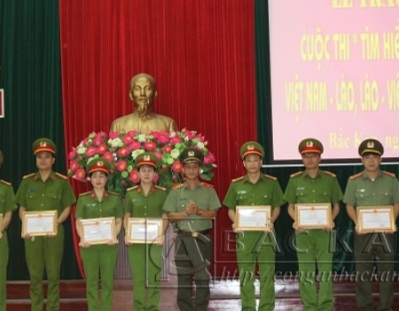 Thiếu tướng Ma Văn Lả - GĐ Công an tỉnh trao giấy khen cho các tập thể có thành tích xuất sắc trong đợt thi đua đặc biệt