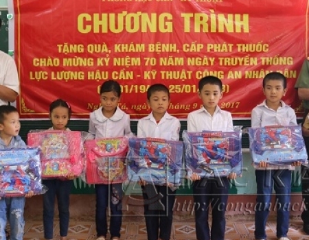 Lãnh đạo Phòng Hậu cần, kỹ thuật tặng quà cho các em học sinh tại điểm trường Bản Bẳng